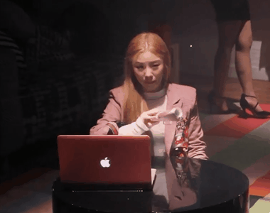 벌레 퇴치하는 휘인이 | 인스티즈