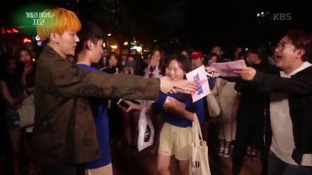 게릴라 데이트 중 질투많은 남자친구를 위한 신개념 포옹 | 인스티즈