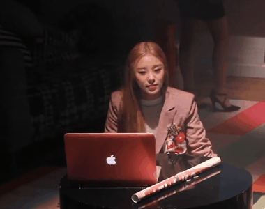 벌레 퇴치하는 휘인이 | 인스티즈