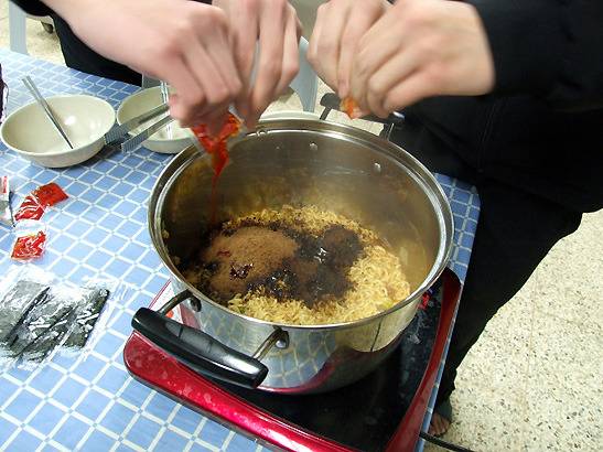 군인들 군대에서 라면끓어먹기 | 인스티즈