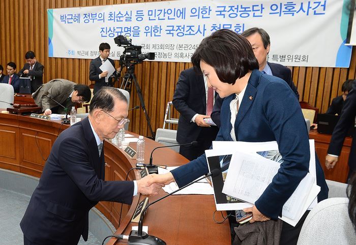 청문회 끝난후 박영선 의원에게 악수 청하는 김기춘ㄷㄷㄷ | 인스티즈