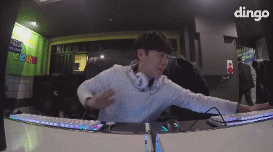 PC방에 있다가 갑자기 선미 들어옴.gif | 인스티즈