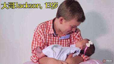 갓 태어난 여동생을 바라보는 오빠들.gif | 인스티즈