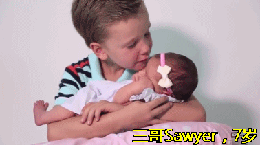 갓 태어난 여동생을 바라보는 오빠들.gif | 인스티즈