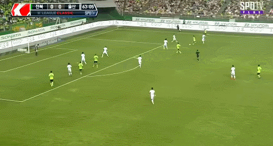 웬만해선 공을 안뺐기는 김보경.gif | 인스티즈