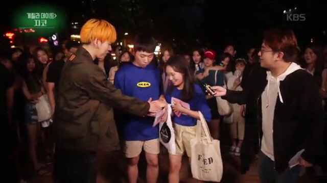 게릴라 데이트 중 질투많은 남자친구를 위한 신개념 포옹 | 인스티즈