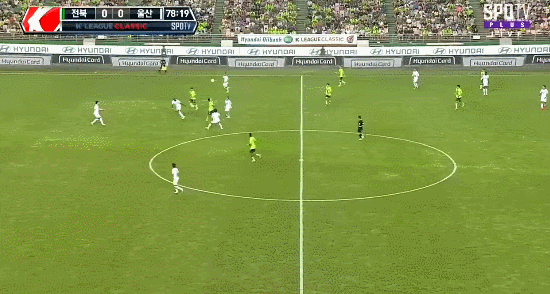 웬만해선 공을 안뺐기는 김보경.gif | 인스티즈