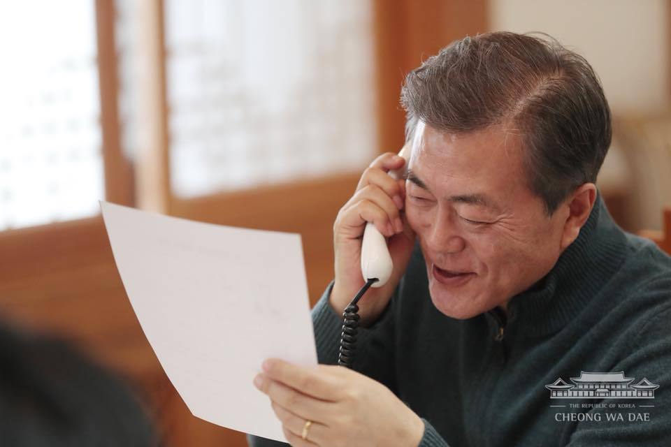 스웨터도 찰떡같이 잘 어울리는 문재인 대통령 | 인스티즈