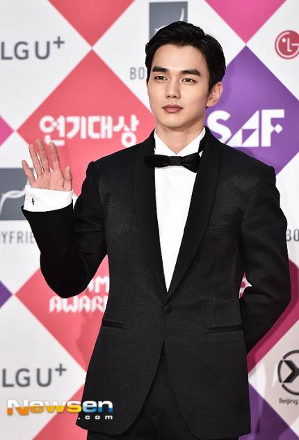 오늘자 연기대상 레드카펫 유승호 짱잘ㄷㄷㄷ | 인스티즈