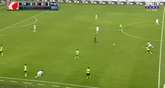 웬만해선 공을 안뺐기는 김보경.gif | 인스티즈