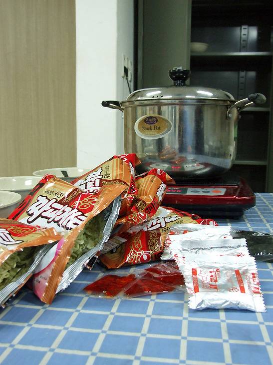 군인들 군대에서 라면끓어먹기 | 인스티즈