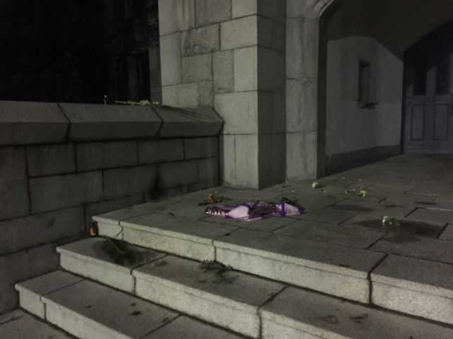 박근혜 대통령이 다녀간 이화여대 대강당 앞 상황.jpg | 인스티즈