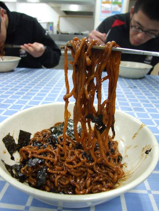 군인들 군대에서 라면끓어먹기 | 인스티즈