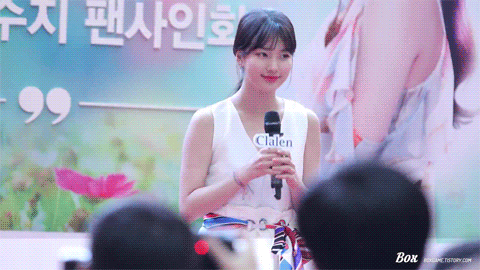 카메라 플래시와 싸우는 수지 | 인스티즈