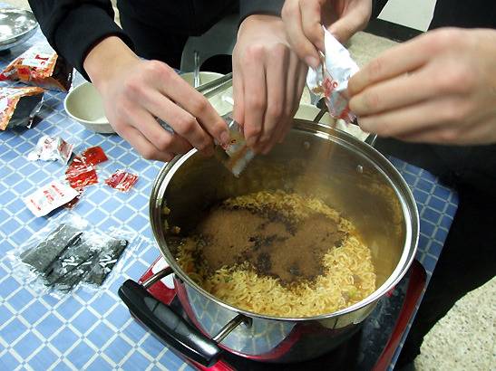 군인들 군대에서 라면끓어먹기 | 인스티즈