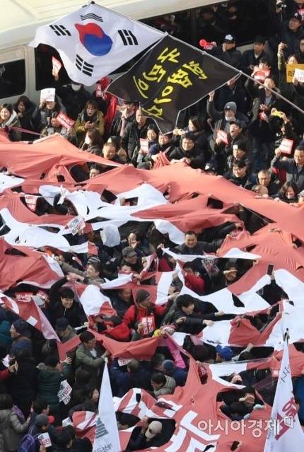 갈갈이 찟기는 새누리당 깃발 | 인스티즈