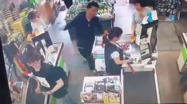 저희 어머니가 일하시는 마트에서 남직원에게 폭행을 당했습니다 | 인스티즈