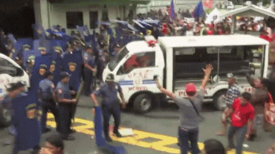 필리핀 시위 중 일어난 사고.gif (혐오주의) | 인스티즈