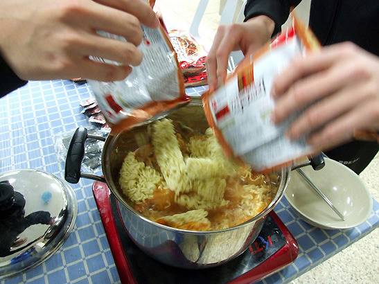 군인들 군대에서 라면끓어먹기 | 인스티즈