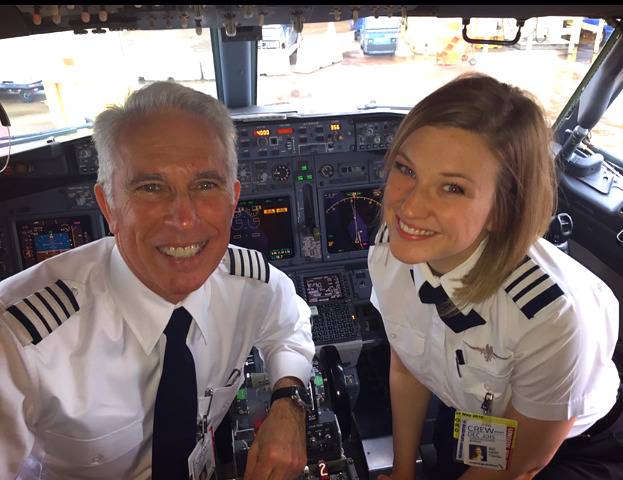 훌리들아 북미 항공사별 뱅기 도장하구 유니폼 어디가 이뻐? | 인스티즈