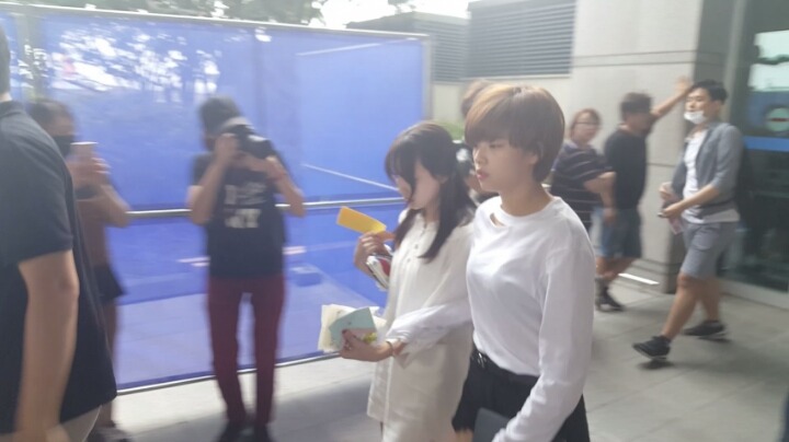 [트와이스] 넘어지고 밀리는와중에도 웃고있는 나연 | 인스티즈