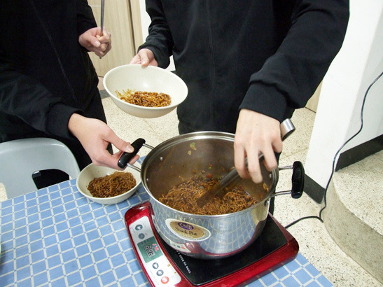 군인들 군대에서 라면끓어먹기 | 인스티즈