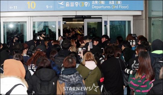 공항 문 뿌신 워너원 팬들 JPG | 인스티즈