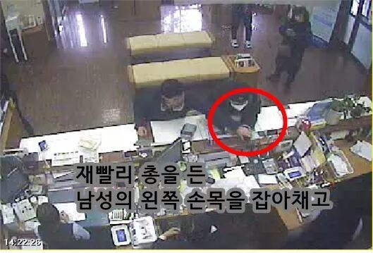 은행에 강도질 하러갔는데 바로 옆에서 경찰서장이 통장정리 중이었음.jpg | 인스티즈