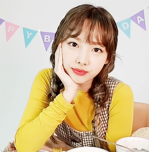 양갈래 머리한 트와이스의 나연 | 인스티즈