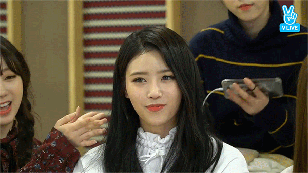 얘기하는데 옆에서 엄청 깐족거리는 러블리즈 케이.gif | 인스티즈