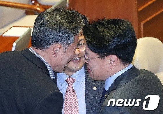 화해하는 표창원과 장제원 | 인스티즈