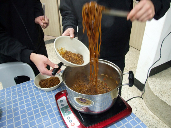 군인들 군대에서 라면끓어먹기 | 인스티즈