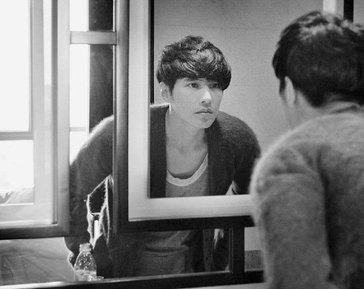 화장실에서 거울보다가 본인얼굴보고 잘생겼다고 한적 있다 vs 없다 | 인스티즈