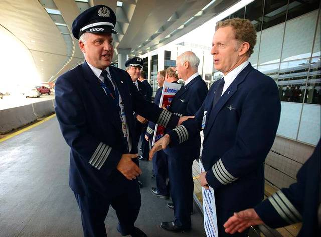 훌리들아 북미 항공사별 뱅기 도장하구 유니폼 어디가 이뻐? | 인스티즈