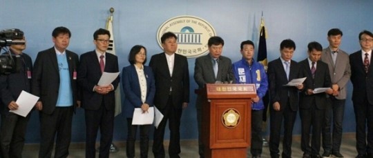 유시민 전 비서실장과 정의당 및 진보정당 당원 500여명 '문재인 지지 선언'[출처] 경인선 | 인스티즈