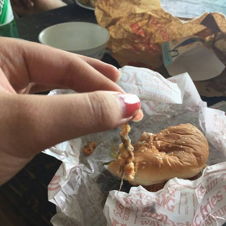 햄버거에서 대걸레 추정물질 나온 ×××아 | 인스티즈