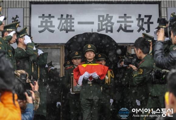 여러 국가들이 용감하게 싸운 영웅들을 떠나보내는 방법 | 인스티즈
