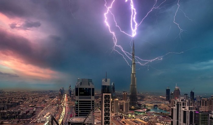 세계에서 가장 높은 빌딩에 번개가 내리치는 사진... | 인스티즈