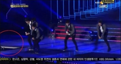 가수들한테 너무 위험한 무대 리프트장치.gif | 인스티즈