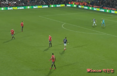 어제자 롱킥 뽐내면서 화풀이(?)하는 데 헤아 ㅋㅋㅋ.gif | 인스티즈