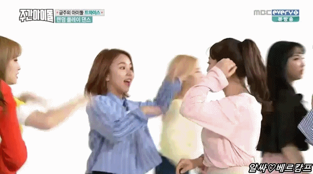 [주간아이돌] 랜덤 플레이 댄스 실패한 트와이스.jpgif | 인스티즈