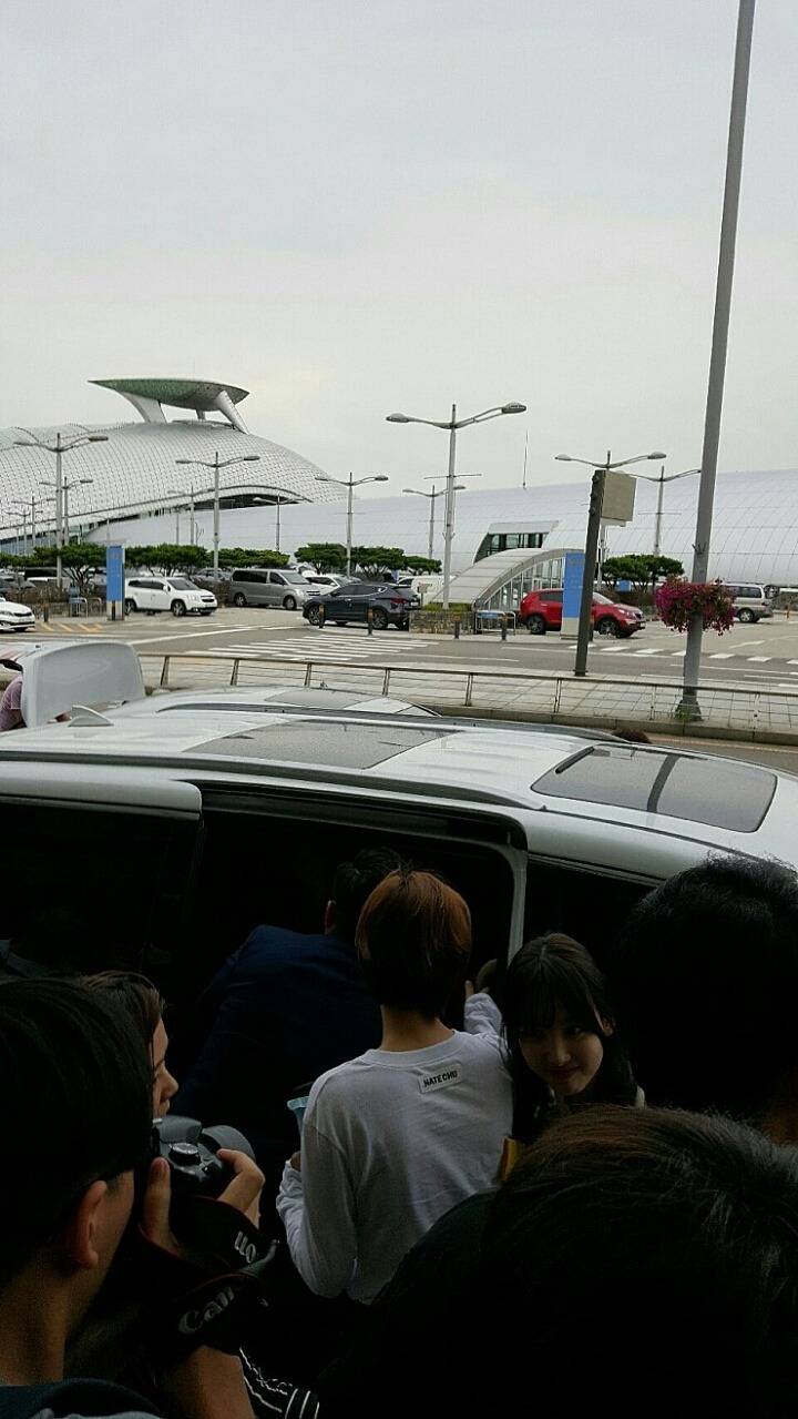 [트와이스] 넘어지고 밀리는와중에도 웃고있는 나연 | 인스티즈