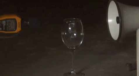 확성기로 유리잔 깨기.gif | 인스티즈