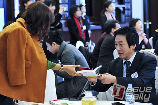 정봉주에게 사인 받은 이효리 | 인스티즈