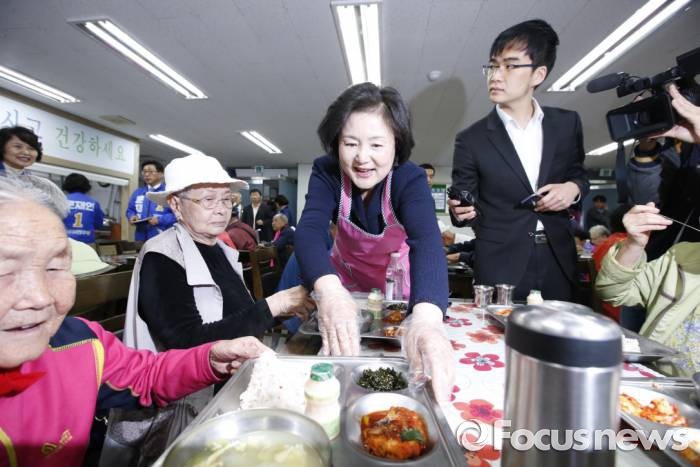 전주 노인복지관서 배식봉사하는 문재인 부인 김정숙씨 | 인스티즈