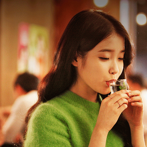 소주 한 잔 마시는 아이유.gif | 인스티즈