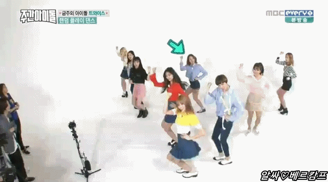 [주간아이돌] 랜덤 플레이 댄스 실패한 트와이스.jpgif | 인스티즈