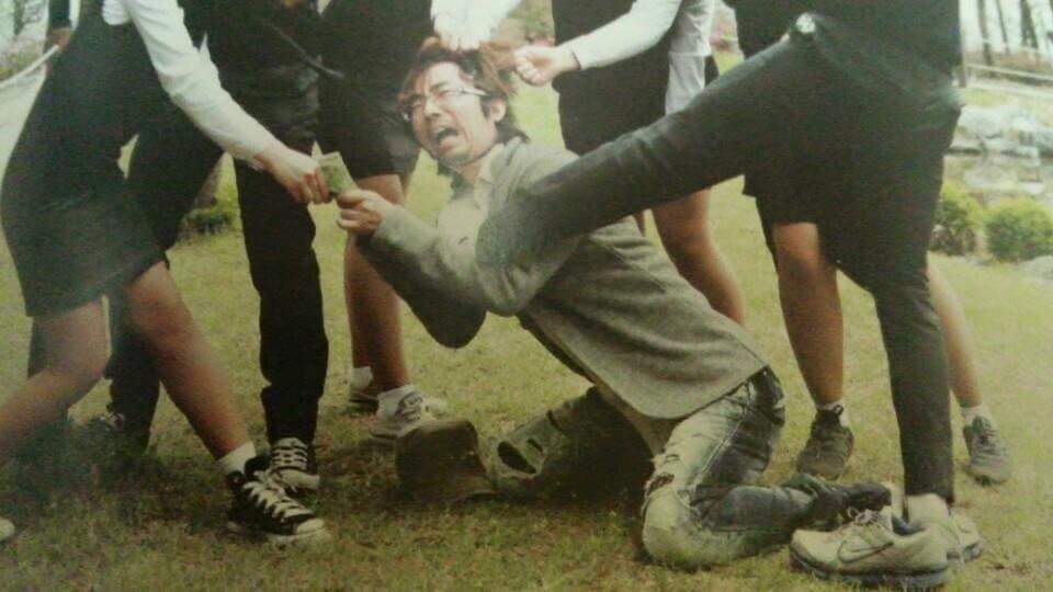 학생이 안 웃겨서 선생님이 웃기는 졸업사진 | 인스티즈