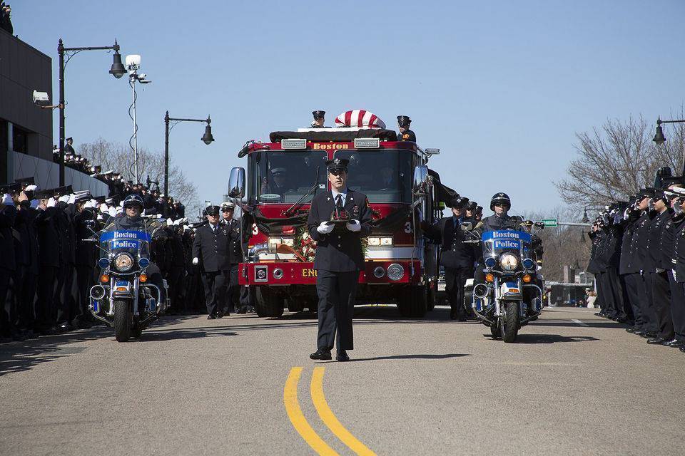 여러 국가들이 용감하게 싸운 영웅들을 떠나보내는 방법 | 인스티즈