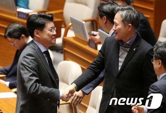 화해하는 표창원과 장제원 | 인스티즈